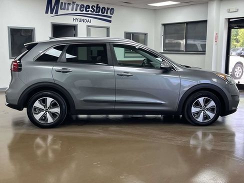 Used 2017 Kia Niro EX FWD image 4