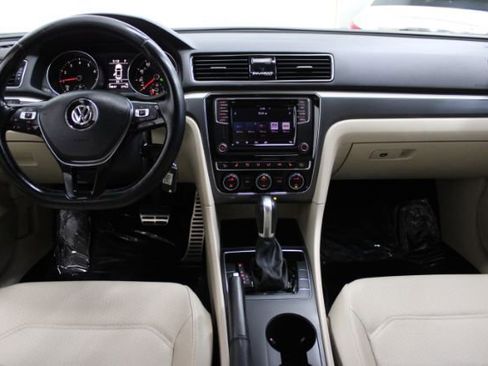 Used 2018 Volkswagen Passat 2.0T R-Line FWD image 22