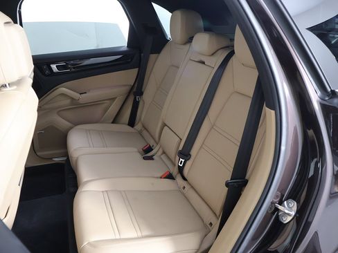 Used 2022 Porsche Cayenne image 39