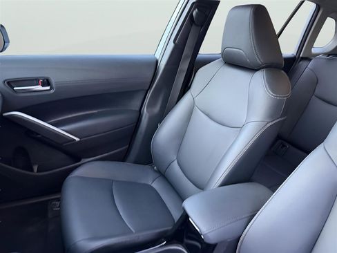 Used 2025 Toyota Corolla Cross XLE image 13