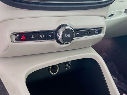 Used 2021 Volvo XC40 T5 Momentum w/ Protection Package Premier image 13