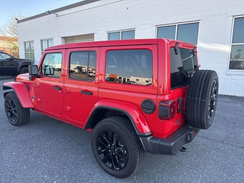 Used 2025 Jeep Wrangler Unlimited Sahara w/ Safety Group image 7