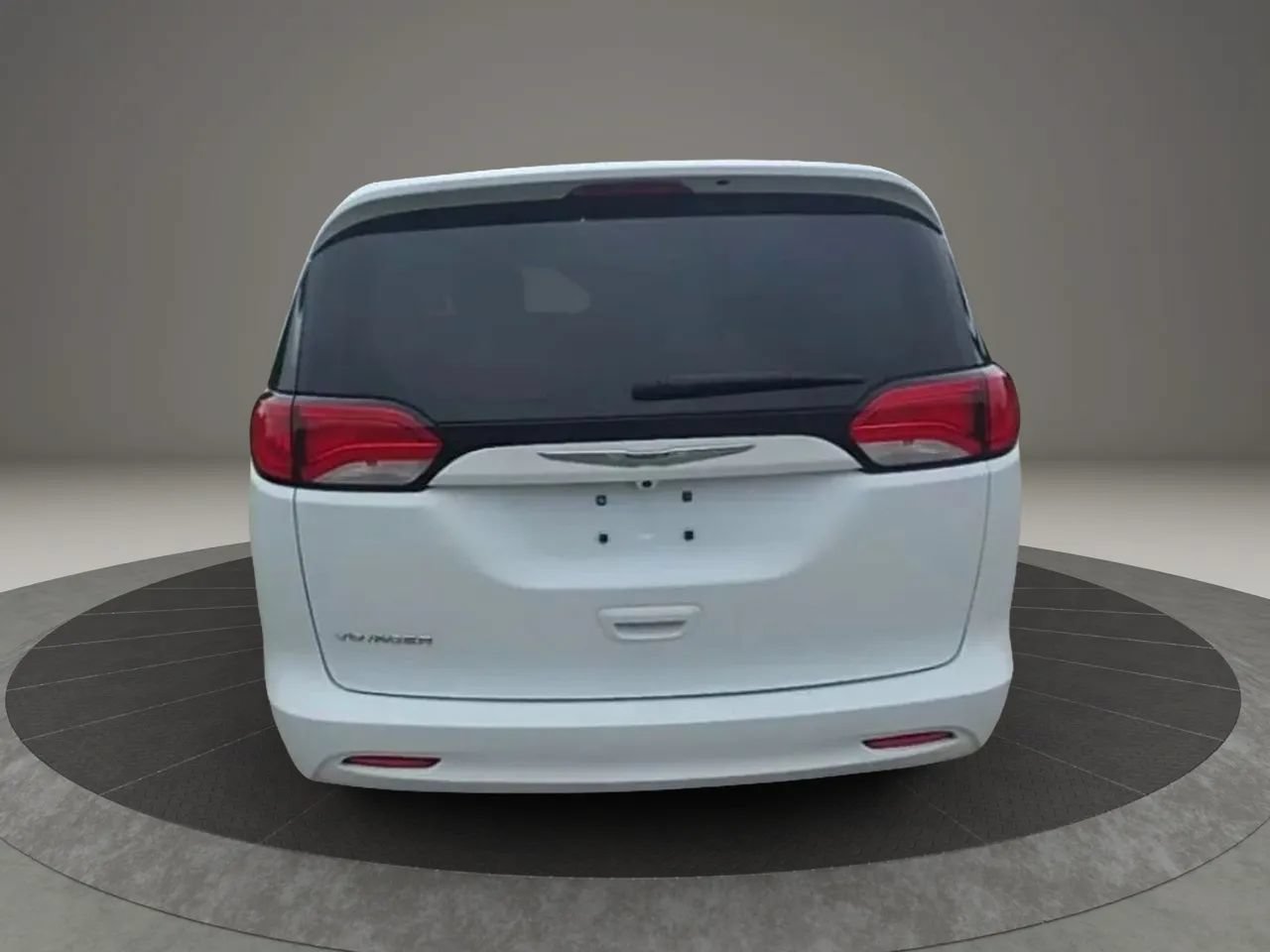 Used 2021 Chrysler Voyager L FWD image 5