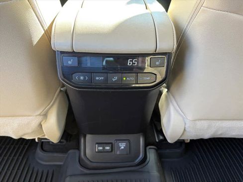 Used 2024 Toyota Highlander Platinum image 9