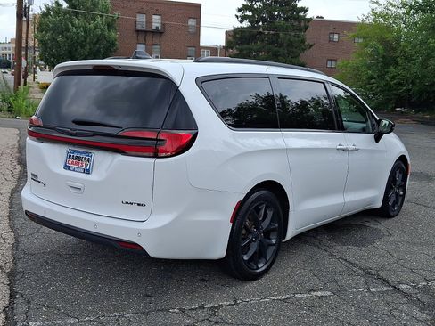 Used 2025 Chrysler Pacifica Limited FWD image 6