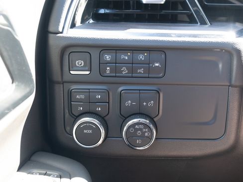 Used 2025 Chevrolet Suburban Z71 AWD/4WD image 11