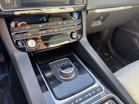 Used 2018 Jaguar F-PACE Prestige image 22