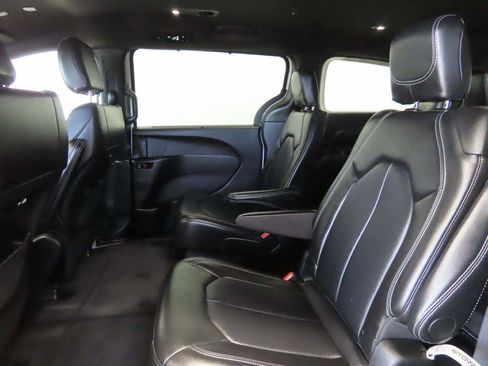 Used 2025 Chrysler Pacifica Select FWD image 13