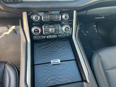Used 2024 GMC Yukon XL Denali image 17
