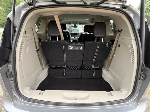 Used 2018 Chrysler Pacifica Touring-L FWD image 33