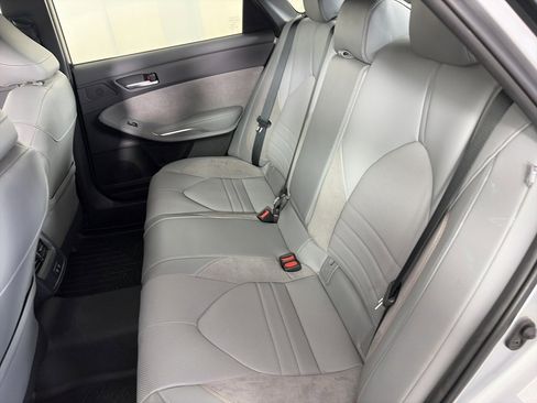 Used 2019 Toyota Avalon XSE image 13