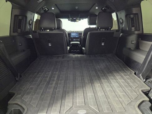 Used 2025 Land Rover Defender 130 X-Dynamic SE image 29