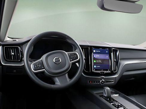 Certified 2025 Volvo XC60 B5 Core image 36