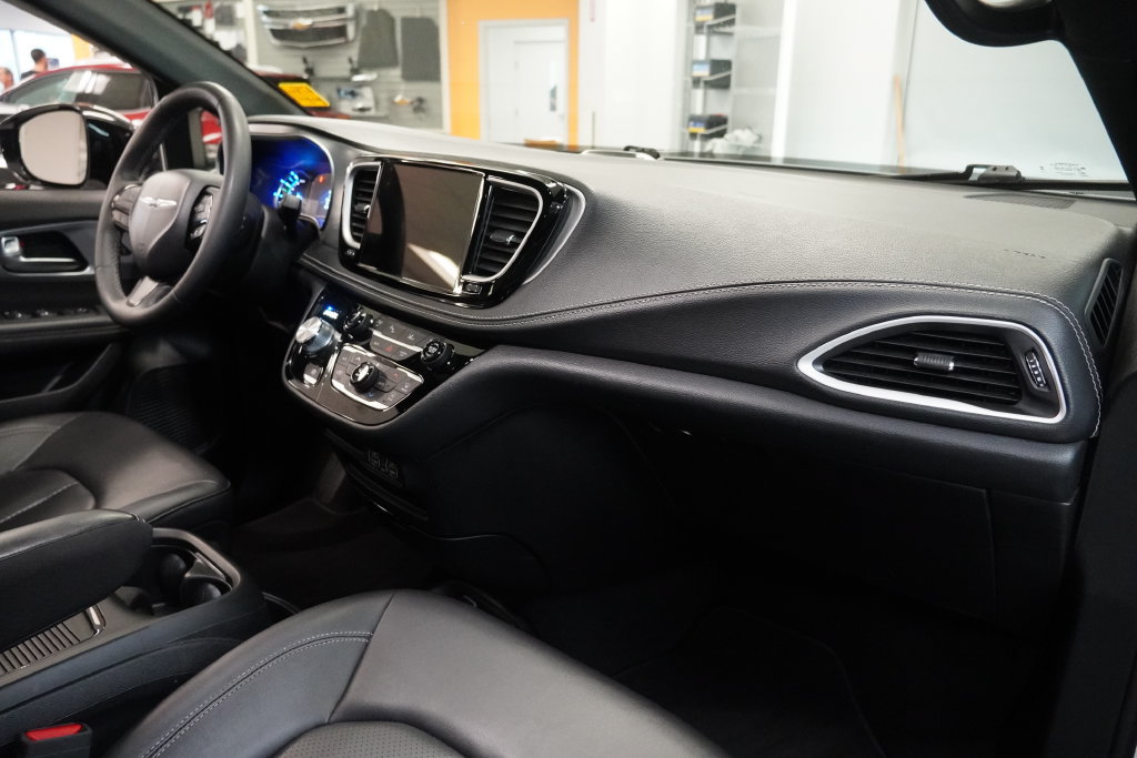 Used 2024 Chrysler Pacifica Limited FWD image 24