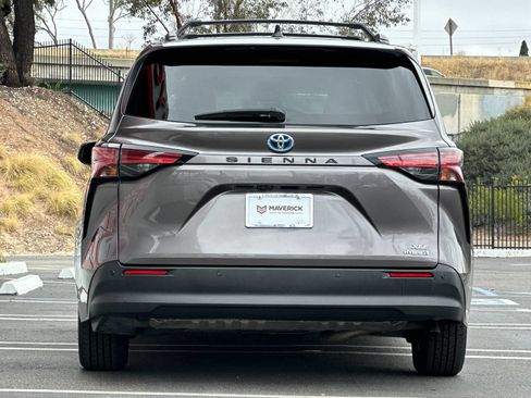 Used 2021 Toyota Sienna XLE w/ XLE Plus Package FWD image 4