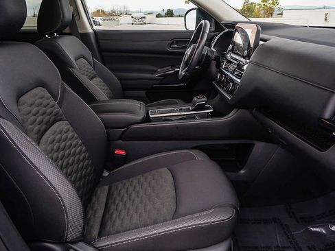 Used 2024 Nissan Pathfinder SV w/ SV Premium Package image 20