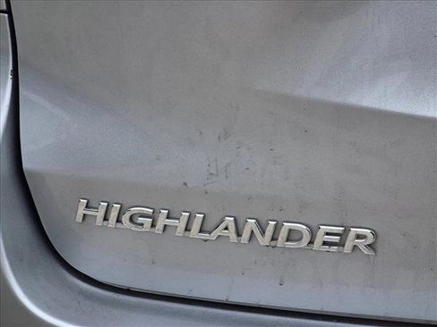 Used 2017 Toyota Highlander LE image 12