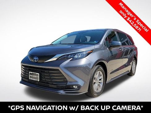 Used 2025 Toyota Sienna XLE FWD image 1