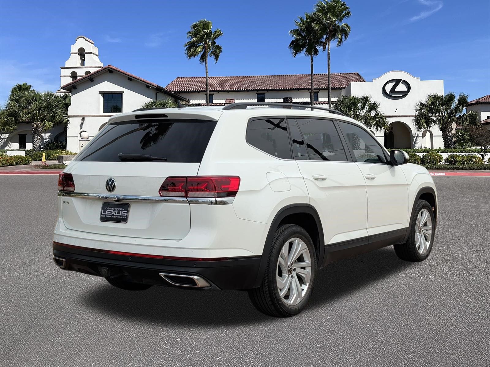 Used 2023 Volkswagen Atlas SE w/ Panoramic Sunroof Package FWD image 2