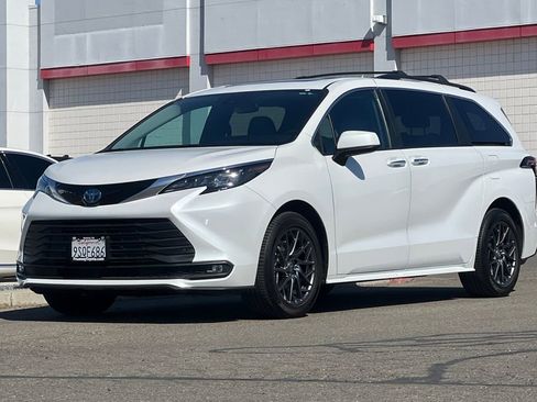 Used 2025 Toyota Sienna XLE FWD image 10