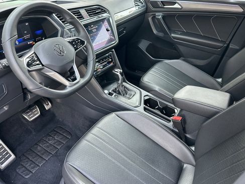 Certified 2022 Volkswagen Tiguan SE R-Line image 10