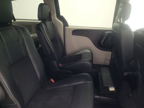 Used 2018 Dodge Grand Caravan SXT FWD image 19