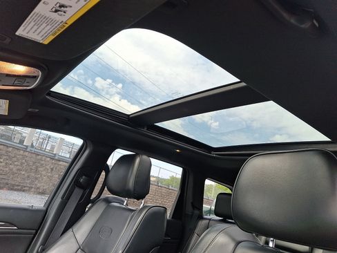 Used 2017 Jeep Grand Cherokee Overland AWD/4WD image 13
