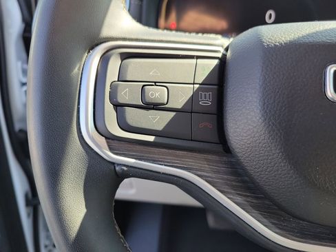 Used 2024 Jeep Wagoneer L Series II RWD image 19