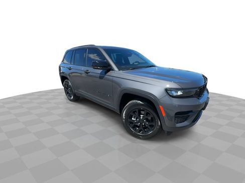 Used 2024 Jeep Grand Cherokee Altitude AWD/4WD image 2