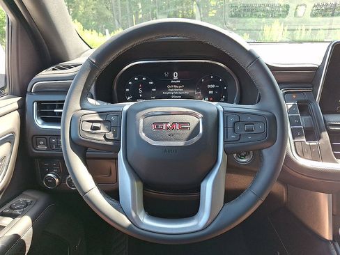 Used 2023 GMC Yukon SLT w/ SLT Luxury Package AWD/4WD image 16