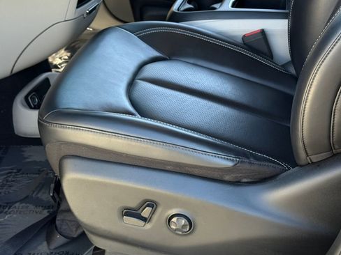 Used 2023 Chrysler Pacifica Touring-L image 22