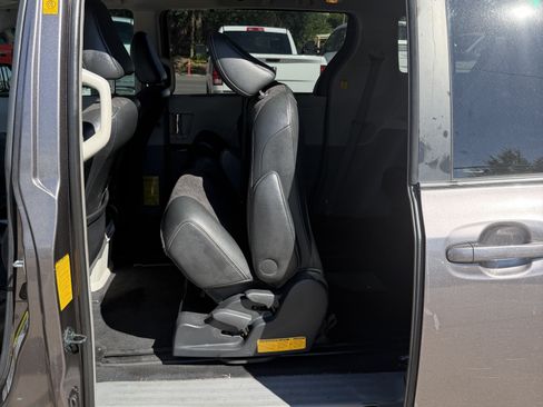 Used 2011 Toyota Sienna SE w/ Preferred Pkg FWD image 14