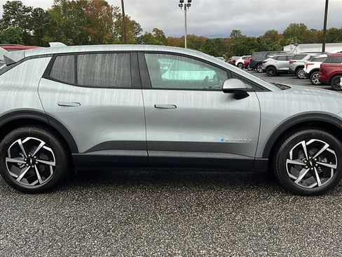 New 2026 Chevrolet Equinox EV LT image 4