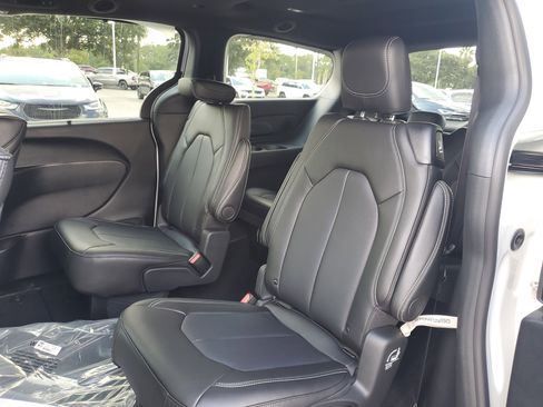 New 2026 Chrysler Pacifica Select image 8
