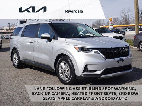 Used 2023 Kia Carnival LX image 1