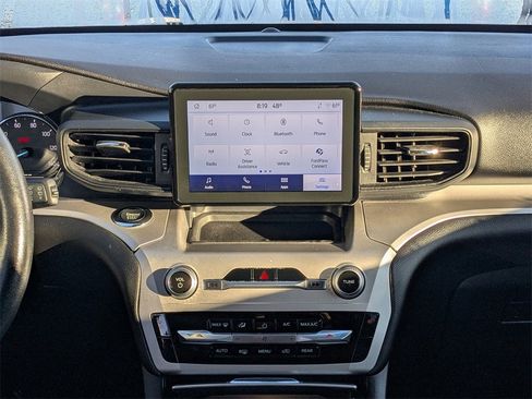 Used 2022 Ford Explorer XLT image 18