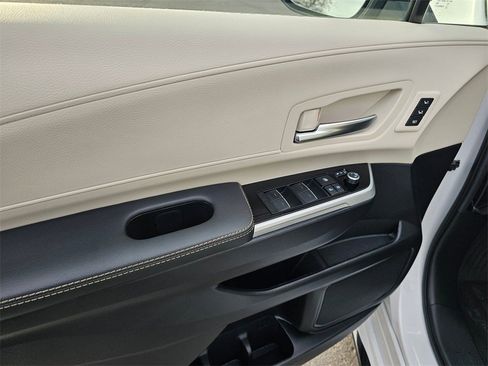 Used 2025 Toyota Sienna Platinum image 19
