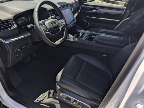 Certified 2025 Jeep Wagoneer Series II AWD/4WD image 10