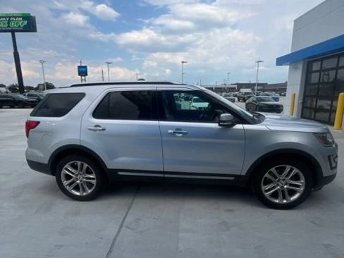 Used 2017 Ford Explorer Limited FWD image 4