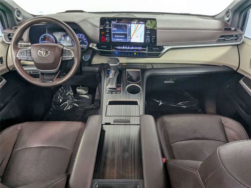 Certified 2022 Toyota Sienna Platinum FWD image 40