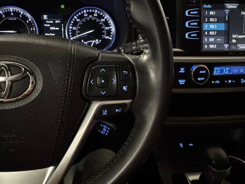 Used 2019 Toyota Highlander XLE image 29