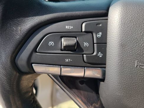Used 2023 Cadillac Escalade ESV Premium Luxury RWD image 32