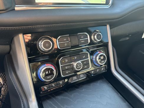 Used 2022 GMC Yukon XL Denali image 32