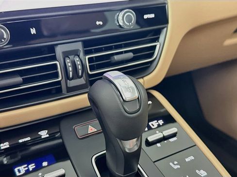 Certified 2023 Porsche Macan AWD/4WD image 18