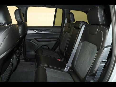 New 2025 Jeep Grand Cherokee Altitude image 21