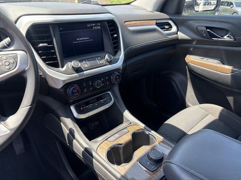 Used 2023 GMC Acadia SLE FWD image 16
