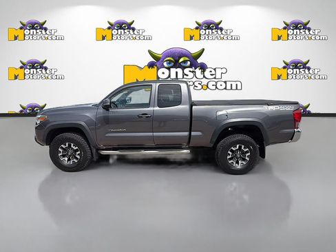 Used 2017 Toyota Tacoma TRD Off-Road AWD/4WD image 8