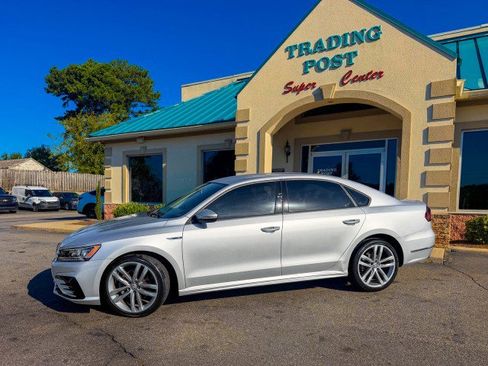 Used 2018 Volkswagen Passat 2.0T R-Line w/ R-Line Lighting Package FWD image 3