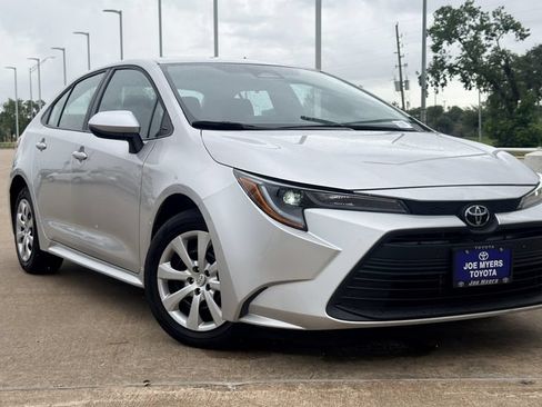 Used 2025 Toyota Corolla LE FWD image 2