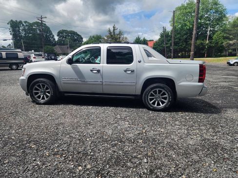 Used 2013 Chevrolet Avalanche LTZ AWD/4WD image 6